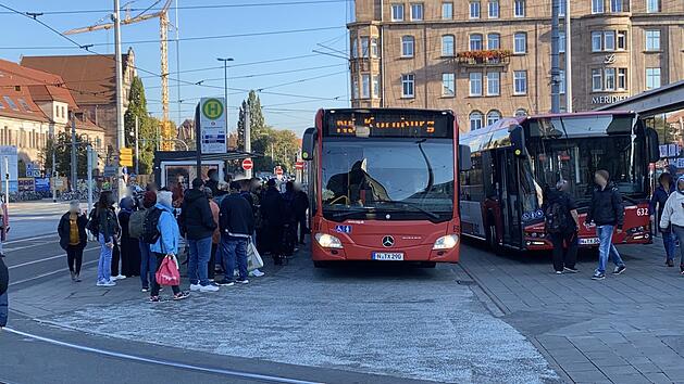 Streik im ??ffentlichen Nahverkehr: Lange Staus und volle Busse