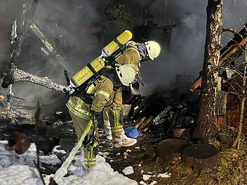 Papierfabrik im Kreis Miltenberg in Flammen - Feuerwehr rückt mit Großaufgebot an