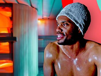 Host Anthony Morgan gut gelaunt in einer finnischen Saune - schwitzend, was sonst.