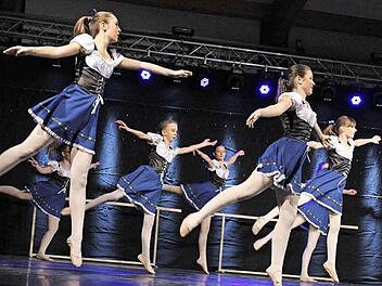 Richtig turbulent wird es im Herbst. Im Dirndl wirbeln die Mädchen umher.  Foto: Franziska Vogel