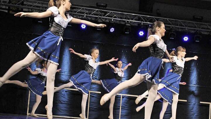 Richtig turbulent wird es im Herbst. Im Dirndl wirbeln die Mädchen umher.  Foto: Franziska Vogel