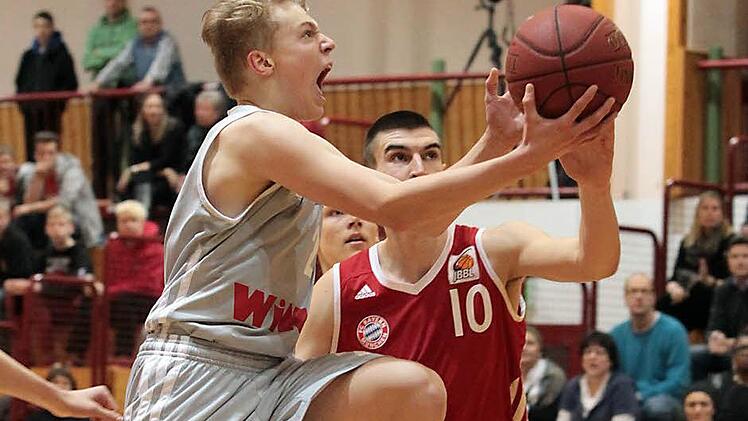 Das Güßbacher Talent Manuel Feuerpfeil (l.) lässt sich auf seinem Weg zum Korb vom Münchner Robin Raicic nicht aufhalten. Fotos: sportpress