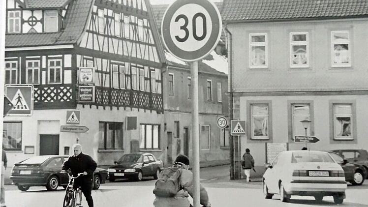Seit vielen Jahren ein Ärgernis ist der Leerstand des historischen Gebäudes am Marktplatz (links), das einst als Gasthaus genutzt wurde. Der marode Anbau wurde inzwischen abgerissen. Foto: Archiv