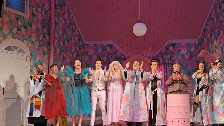 Szene aus der Neuinszenierung von Otto Nicolais "Die lustigen Weiber von Windsor" am Landestheater Coburg. Foto: Andrea Kremper