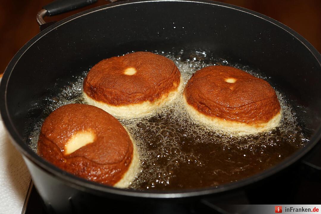 8. Nach 2 bis 3 Minuten wenden und ohne Deckel fertig backen.