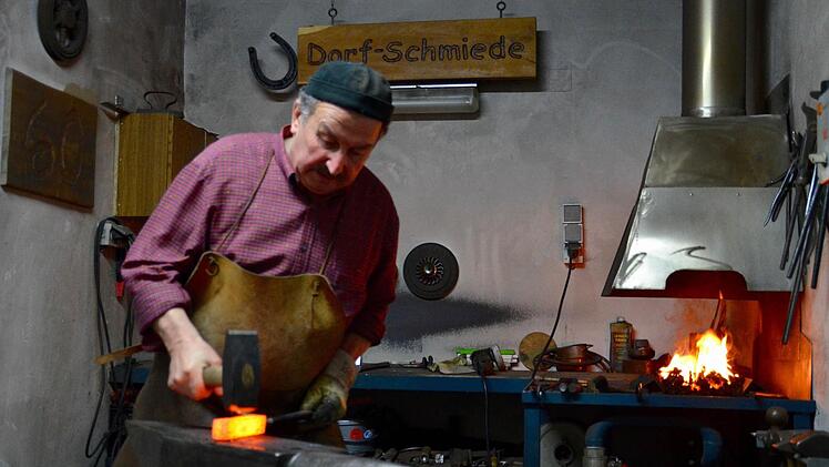 Winfried Geis beim Schmieden. Foto: Kathrin Kupka-Hahn
