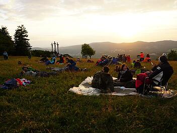 "Eine Nacht unter der Milchstraße mit Poetischem, Literarischem und Astronomischen rund um den bestirnten Himmel über uns" - so lautete der Titel für die ersten Sternenpark-Veranstaltung auf dem Kreuzberg. Im Bild: Simon Manger, Tourismusreferent Gerhard Nägler, Projektkoordinatorin Sabine Frank und Sternenpoet Robert Müller.  Foto: M. Eckert