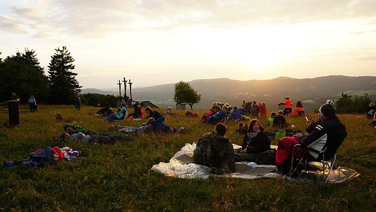 "Eine Nacht unter der Milchstraße mit Poetischem, Literarischem und Astronomischen rund um den bestirnten Himmel über uns" - so lautete der Titel für die ersten Sternenpark-Veranstaltung auf dem Kreuzberg. Im Bild: Simon Manger, Tourismusreferent Gerhard Nägler, Projektkoordinatorin Sabine Frank und Sternenpoet Robert Müller.  Foto: M. Eckert