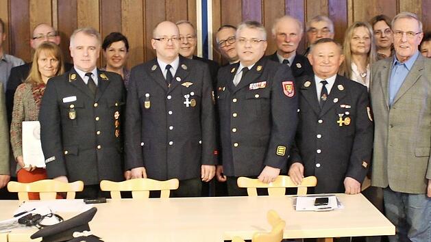 Die neuen Ehrenmitglieder und die für langjährige Vereinstreue und aktiven Dienst geehrten Mitglieder der Feuerwehr Seelach  Foto: Bernd Graf