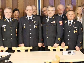 Die neuen Ehrenmitglieder und die für langjährige Vereinstreue und aktiven Dienst geehrten Mitglieder der Feuerwehr Seelach  Foto: Bernd Graf