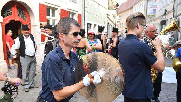 Künstlerparade zur Eröffnung der 20. Auflage von "Bamberg zaubert" am 13. Juli 2018. Foto: Ronald Rinklef