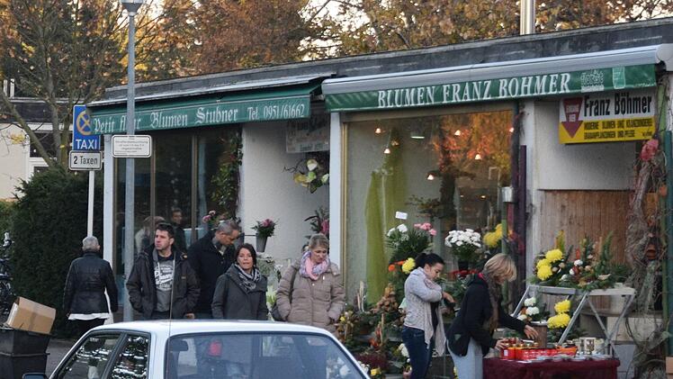 Blumenläden  in der Hallstadter Straße. Die die aus den 60er  Jahren stammenden Gewerbeeinheiten am Bamberger Friedhof müssen  mit Millionenaufwand saniert werden.