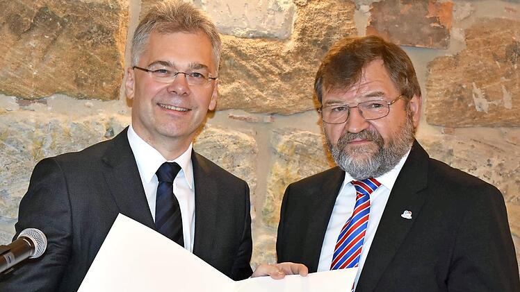 Alexander Büchel (l.) überreicht Wolfgang Holler die Ehrenurkunde. Foto: Petra Malbrich