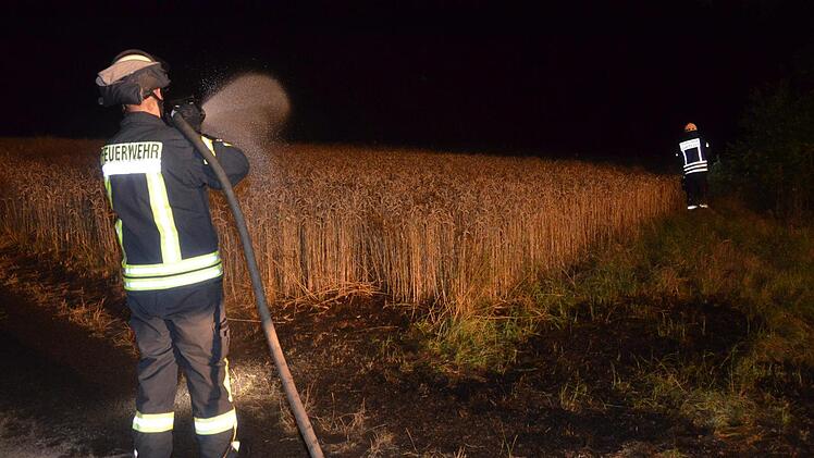 Das hätte leicht ein größerer Flächenbrand werden können: Bei Garitz brannte mitten in der Nacht ein Feldrain, daneben ein noch nicht abgeerntetes Getreidefeld, das Dank des schnellen Einsatzes der Helfer kaum in Mitleidenschaft gezogen wurde. Peter Rauch