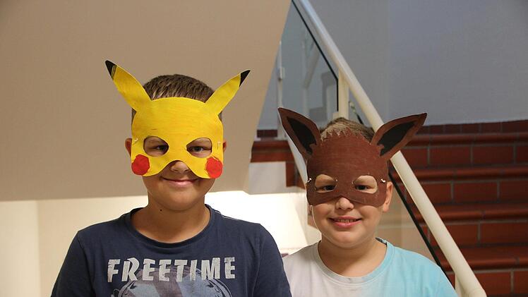 Joel und Philipp  proben für das Pokémon-Duell. Marieke Fiala