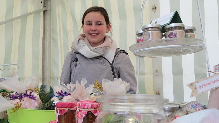 Früh übt sich: Emilia mit selbst gemachten Leckereien am Euerdorfer Weihnachtsmarkt.