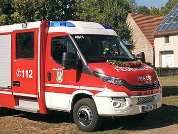 Zwei neue Fahrzeuge erhielt die Feuerwehr Kirchlauter in den vergangenen zwei Jahren. Unser Archivbild zeigt Pfarrer Mathias Rusin bei der Segnung des Einsatzfahrzeuges. Demnächst kommt ein Mannschaftstransportwagen hinzu, der in Pettstadt gesegnet wird.  Fotos: Günther Geiling