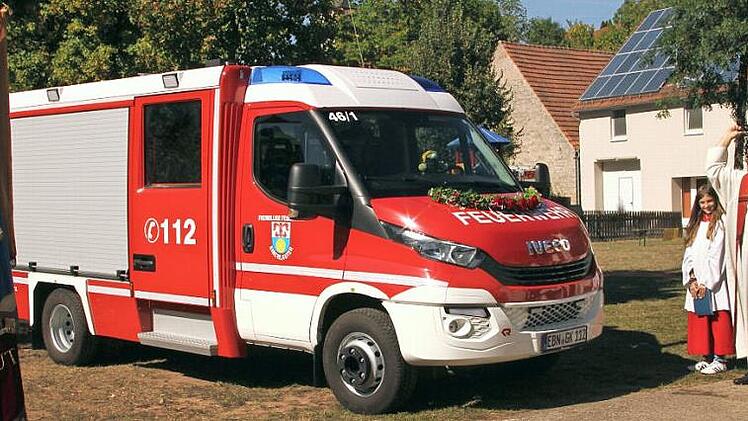 Zwei neue Fahrzeuge erhielt die Feuerwehr Kirchlauter in den vergangenen zwei Jahren. Unser Archivbild zeigt Pfarrer Mathias Rusin bei der Segnung des Einsatzfahrzeuges. Demnächst kommt ein Mannschaftstransportwagen hinzu, der in Pettstadt gesegnet wird.  Fotos: Günther Geiling