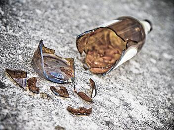 Gemeindemitarbeiter in Gochsheim mit Glasflaschen beworfen