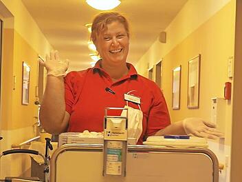 Sandra Lutz hat ihren Abschluss als examinierte Pflegefachkraft mit einem sehr guten Notendurchschnitt geschafft und wurde daf&uuml;r sogar ausgezeichnet. Sowohl mit den Bewohner als auch den Kollegen hat sie im Dienst immer viel Spa&szlig;. Foto: Theresa Schiffl