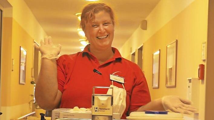 Sandra Lutz hat ihren Abschluss als examinierte Pflegefachkraft mit einem sehr guten Notendurchschnitt geschafft und wurde daf&uuml;r sogar ausgezeichnet. Sowohl mit den Bewohner als auch den Kollegen hat sie im Dienst immer viel Spa&szlig;. Foto: Theresa Schiffl