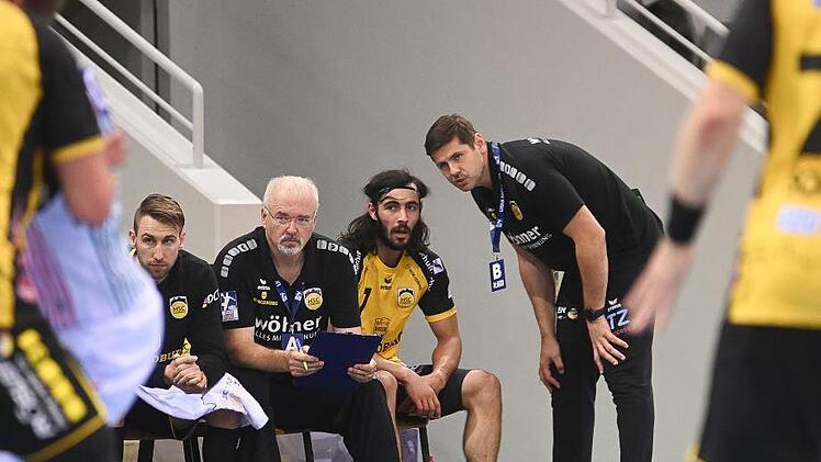 Gerade von ihren Leistungsträgern erwarten die HSC-Trainer Alois Mraz (rechts) und Ralf Baucke (mit Brille) ab sofort mehr Mut. Pouya Norouzi Nezhad (sitzend rechts) und Tobias Varvne (links) wollen diese Aufforderung bereits heute Abend in Wetzlar umsetzen. Fotos: Hagen Lehmann