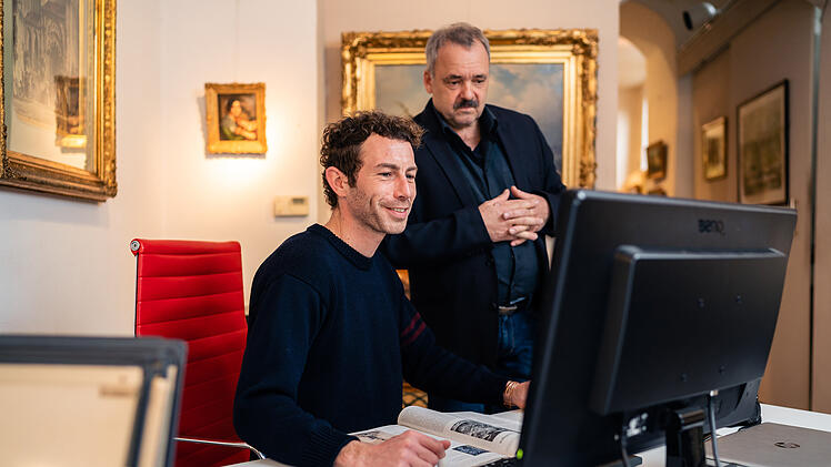 Wolfgang Jacobsa prüft mit einem seiner Mitarbeiter die letzten Verkäufe auf ebay bei Nürnberg. Der Onlinehandel ist für ihn insbesondere in der Corona-Pandemie ein wichtiges Standbein geworden.