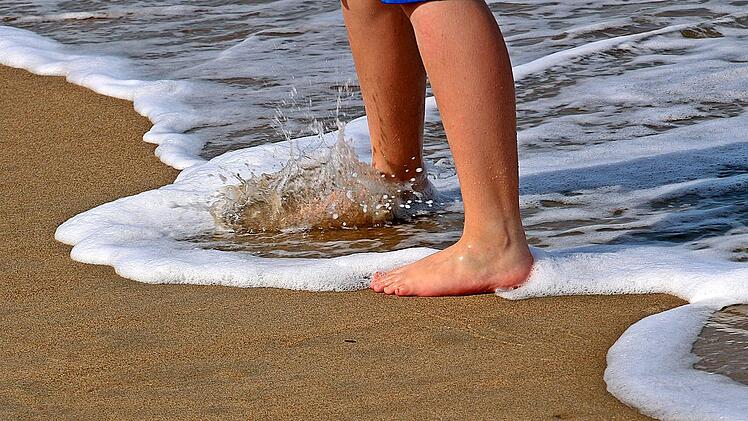 Barfuß laufen ist nicht nur im Strandurlaub gut für die Füße.