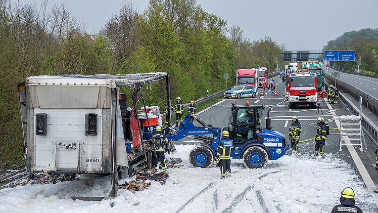 Brennender Lkw legt Verkehr auf der A73 lahm