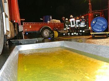 In großen Zinkwannen fingen die Feuerwehrleute in Knetzgau den Diesel auf. Foto: Brigitte Krause