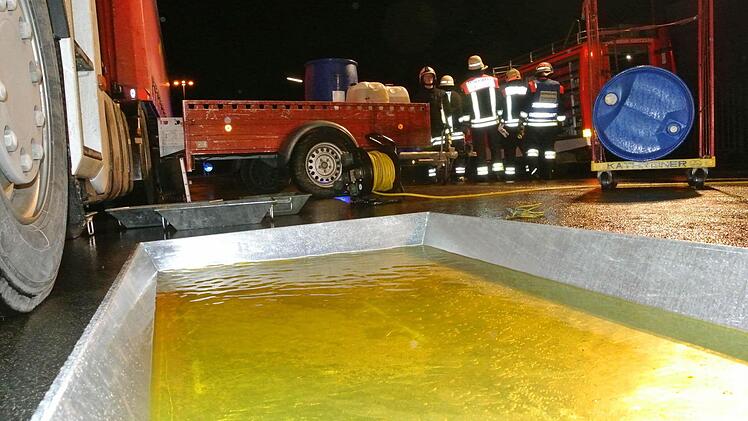 In großen Zinkwannen fingen die Feuerwehrleute in Knetzgau den Diesel auf. Foto: Brigitte Krause