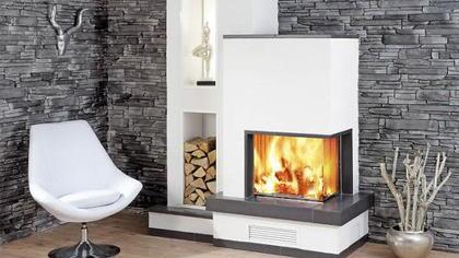 Noch sind sie beliebt: Große Sichtscheiben im Ofen. Hier ein Modell von Mez Keramik.  Foto: MEZ Keramik GmbH