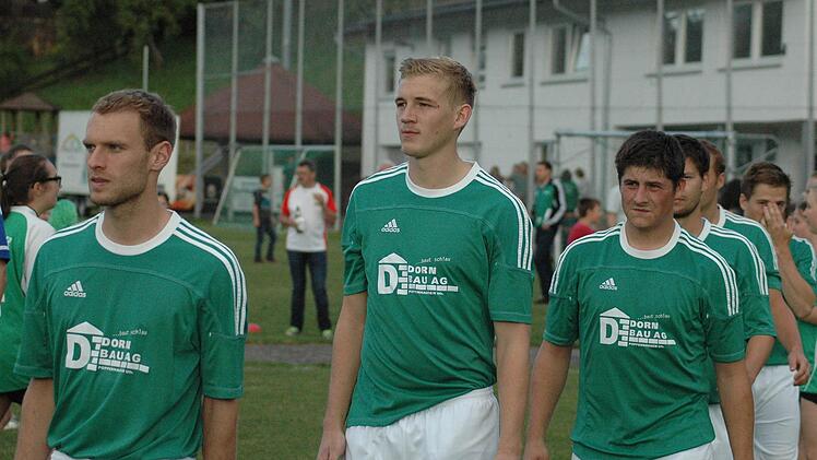 Szene aus dem Eröffnungsspiel zwischen dem SV Riedenberg (grünes Trikot) und dem TSV Münnerstadt (3:1). Foto: Sebastian Schmitt