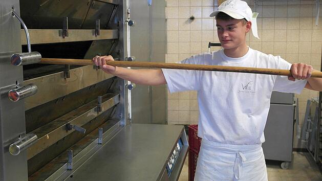 Brian Weiß (Foto), der am 1. September seine Ausbildung bei der Bäckerei Will in Marktleugast begonnen hat, und Lutz Kuschmann (Bäckerei Kreuzer, Kulmbach) sind heuer landkreisweit die einzigen Azubis in diesem Handwerksberuf. Fotos: Peter Müller
