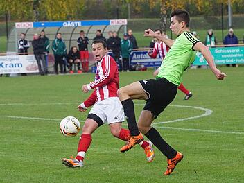 Torschütze beim Ramsthaler Coup in Dampfach: Sascha Ott (vorne), der hier DJK-Routinier Paul Tudor zum Staunen bringt. Foto: David Englert