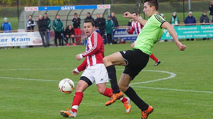 Torschütze beim Ramsthaler Coup in Dampfach: Sascha Ott (vorne), der hier DJK-Routinier Paul Tudor zum Staunen bringt. Foto: David Englert
