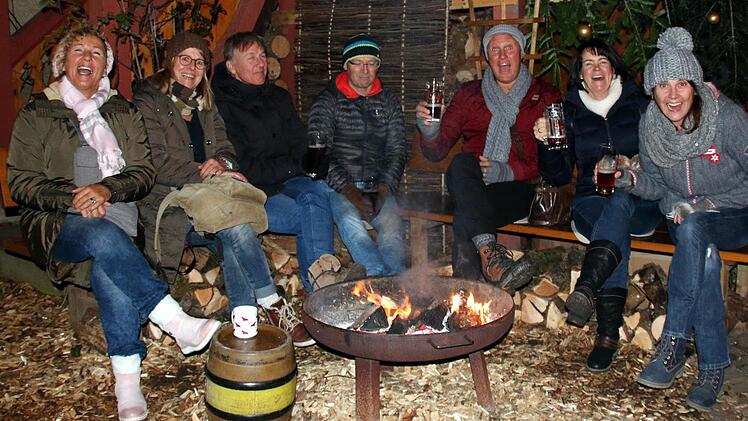 Vroni Klöckner, Andrea Ollbach und ihre Freunde aus Schweinfurt (von rechts) hatten viel Spaß beim Seßlacher Adventsmarkt.