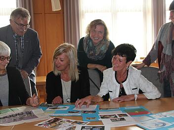 Sie freuen sich über ihre Auszeichnung (Sitzend v. l. ): Anita Neder (Lucas Cranach Schule), Katrin Hader, Annegret Hümmrich (GS Rodachtal). Hintere Reihe: Schulamtsdirektor Uwe Dörfer, Angela Neder (GS Wallenfels) und Astrid Kestel (GS Stockheim)  Foto: Veronika Schadeck