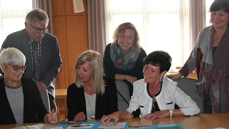 Sie freuen sich über ihre Auszeichnung (Sitzend v. l. ): Anita Neder (Lucas Cranach Schule), Katrin Hader, Annegret Hümmrich (GS Rodachtal). Hintere Reihe: Schulamtsdirektor Uwe Dörfer, Angela Neder (GS Wallenfels) und Astrid Kestel (GS Stockheim)  Foto: Veronika Schadeck