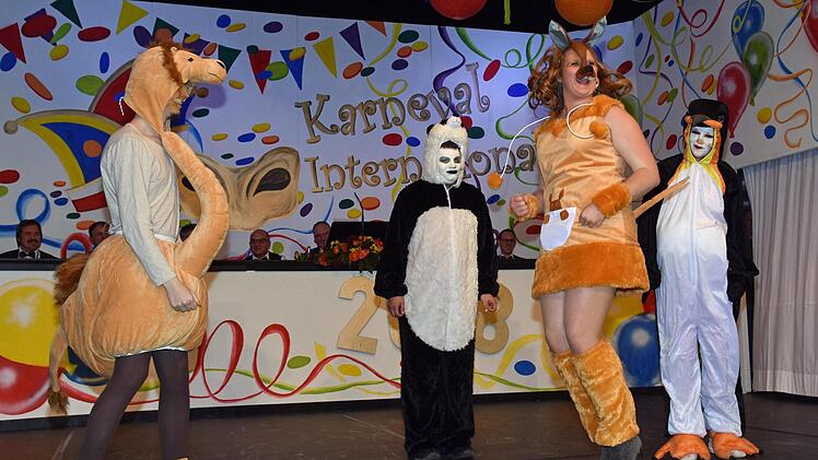 Die ehemaligen Ministranten, die sich jetzt "Haßfurter Mottenkiste" nennen, beeindruckten mit ihrer selbst verfassten, aktuellen Geschichte " Die Konferenz der Tiere".
