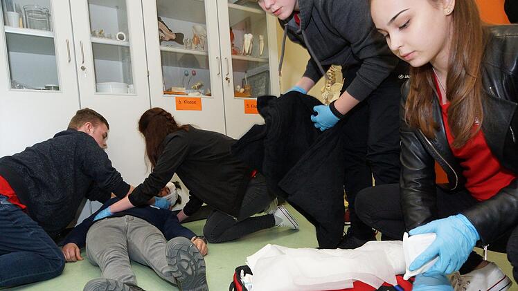 Das Team der Wallburg-Realschule Eltmann versorgt einen Patienten mit Kopfverletzung. Foto: Arkadius Guzy