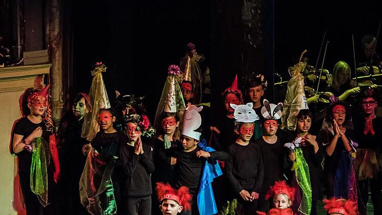 "Compose Strawinsky":_Ovationen gab es für die Schülerinnen und Schüler der Coburger Lutherschule beim Auftritt im Landestheater.Foto: Jochen BErger