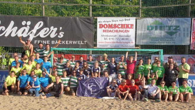 &Uuml;ber Pokale und eine kleine Siegpr&auml;mie durften sich die jeweils drei besten Teams freuen. Bei den Herren waren dies neben der siegreichen Hamsterbande (gr&uuml;n) und der Lokomotive Lattendicht (Zweiter) die LOK Lichtenfels (blau) als Drittplatzierte. Bei den Frauen &uuml;berraschten die Liletten (lila) mit dem Turniersieg bei der ersten Teilnahme. Zweiter wurden die Michlaarer Beachkr&uuml;etla (gr&uuml;n) vor dem Team "Barfu&szlig;betrieb" aus Bad Staffelstein.Mario Deller