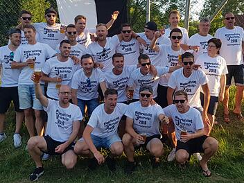 Im Freizeitdress mit dem Wiederaufstiegs-T-Shirt feierten die Marktzeulner Fußballer den Sieg des FC Coburg und damit ihre Rückkehr nach einem Jahr in der Kreisliga.  Foto: Dzedzeck