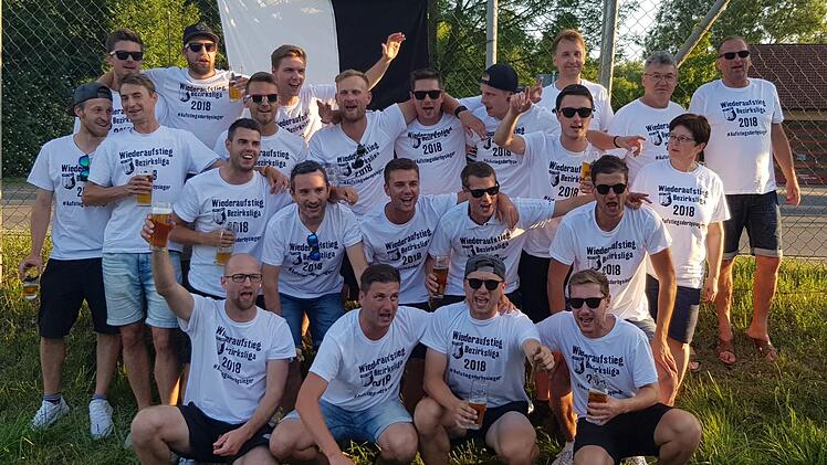 Im Freizeitdress mit dem Wiederaufstiegs-T-Shirt feierten die Marktzeulner Fußballer den Sieg des FC Coburg und damit ihre Rückkehr nach einem Jahr in der Kreisliga.  Foto: Dzedzeck