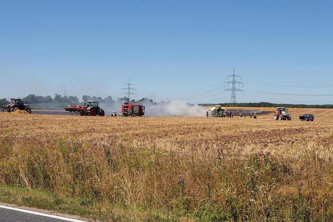 Kreis Neustadt/Aisch: Heiß gelaufenes Arbeitsgerät steckt einen Hektar Feld in Flammen – 100.000 Euro Schaden