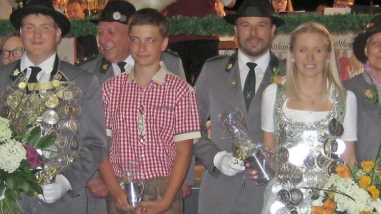 Jungschützenkönig wurde Christoph Scheidig. Mit im Bild sind Lina-Marie Harnisch, Jakob Bergmann, Frank Ziener, Lorena Martin und Heidi Friedlein.