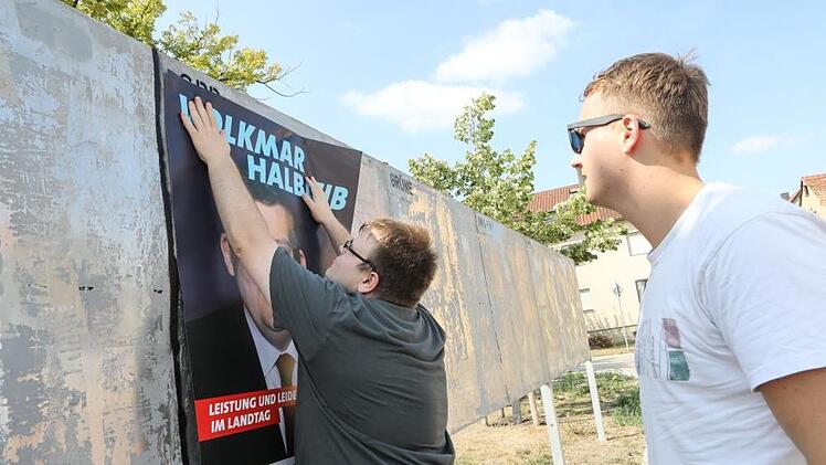 Thorsten Reppert klebt für die SPD.