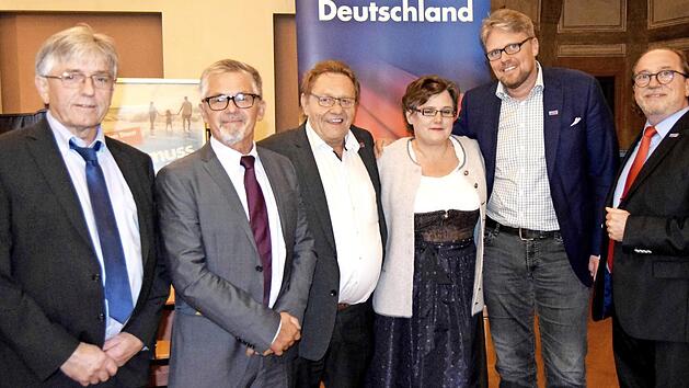 Die Hauptredner der AfD-Wahlkampfveranstaltung (von links): Theo Taubmann, Bernard Zimniok, Detlef Rauh, Heike Kunzelmann, Guido Reil und Moderator Ulrich W. Kupka