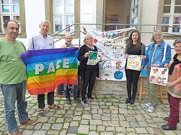 Bei der Aktion "Malen für den Frieden" (v. l.): Hans Ringler, Joachim Schneider (Pax Christi), Mathias Börner, Susanne Großmann (Pax Christi), Selina Statz, Andrea Statz und Susanne Dufey (alle aus Gößweinstein)  Foto: Thomas Weichert